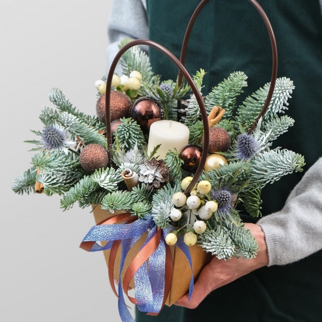 Композиция из Нобилиса, Гиперикума и Эрингиума «Зимний уют»