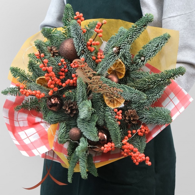 Букет из Нобилиса и Илекса «Щедрый Вечер»