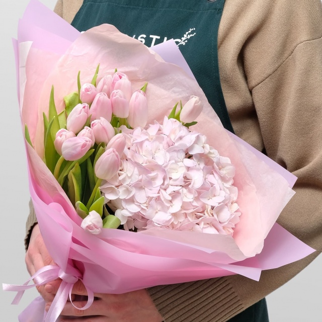 Букет из Тюльпанов и Гортензий «Нежное Облачко»