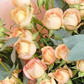 Букет из кустовых Роз «Мелания» с эвкалиптом