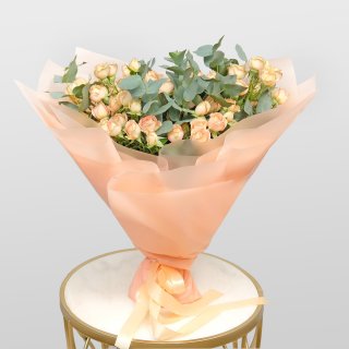 Букет из кустовых Роз «Мелания» с эвкалиптом