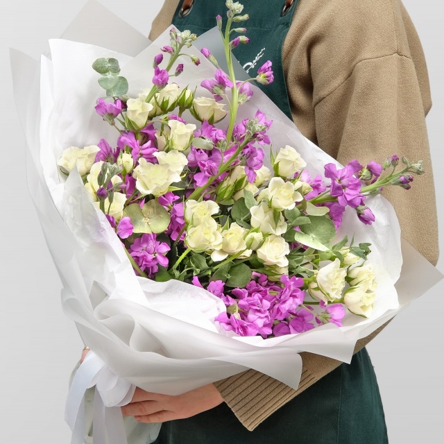 Букет из кустовых Роз и Маттиолы «Ангелина» Букет из кустовых Роз и Маттиолы «Ангелина»