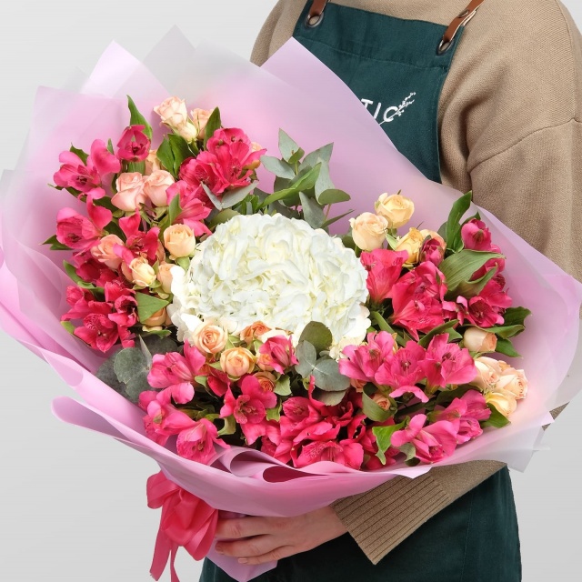 Букет из Гортензии, Розы и Альстромерии «Мальвина» Букет из Гортензии, Розы и Альстромерии «Мальвина»