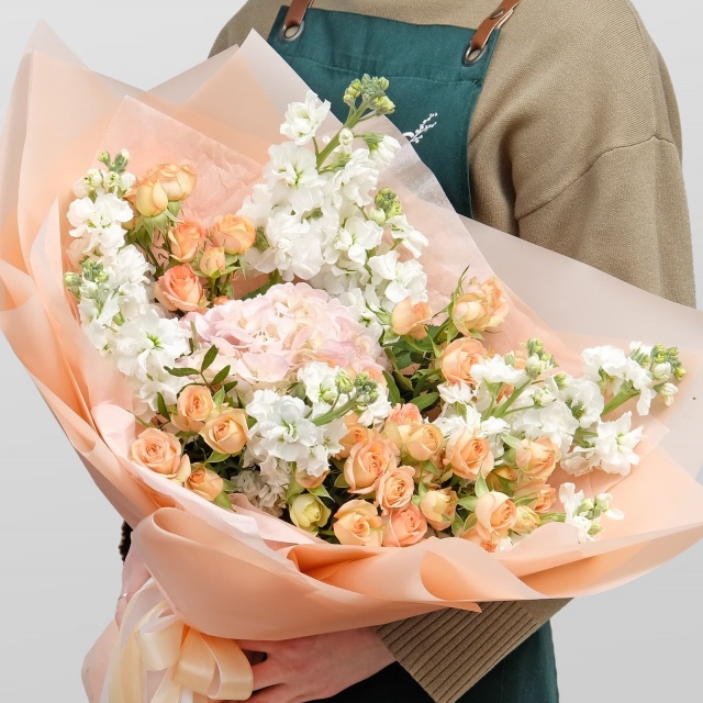 Букет из Гортензии, Альстромерий и Роз «Адриана» Букет из Гортензии, Альстромерий и Роз «Адриана»