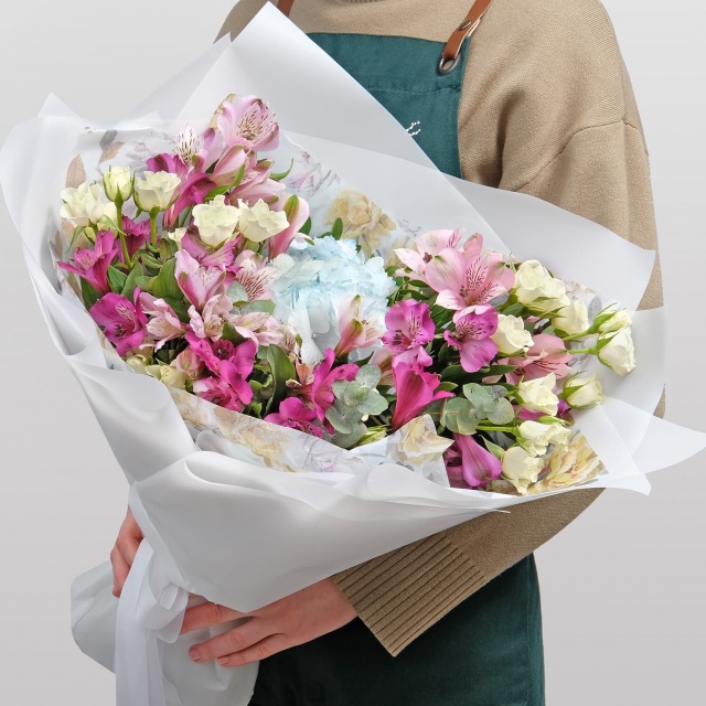 Букет из Гортензий, Роз и Альстромерии «Рафаэлка» Букет из Гортензий, Роз и Альстромерии «Рафаэлка»