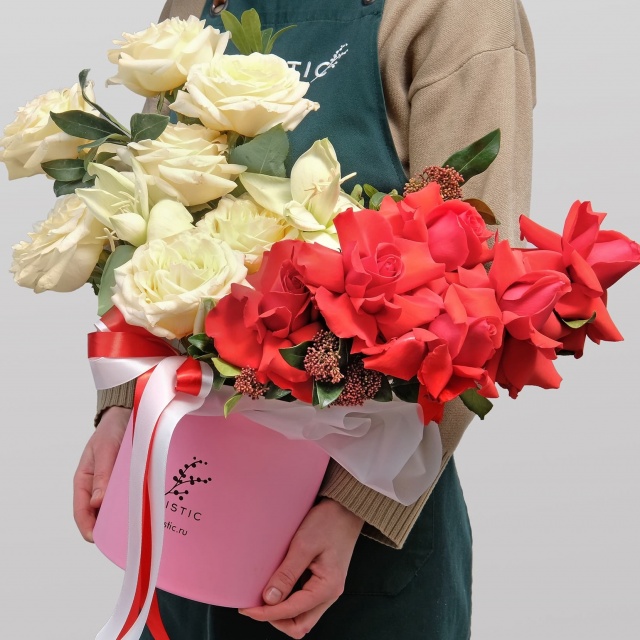 Композиция из Роз и Амариллиса в шляпной коробке «Восьмое чудо света»