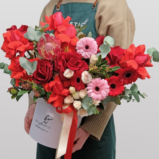 Композиция из Роз, Гермини и Протеи «Танец любви»