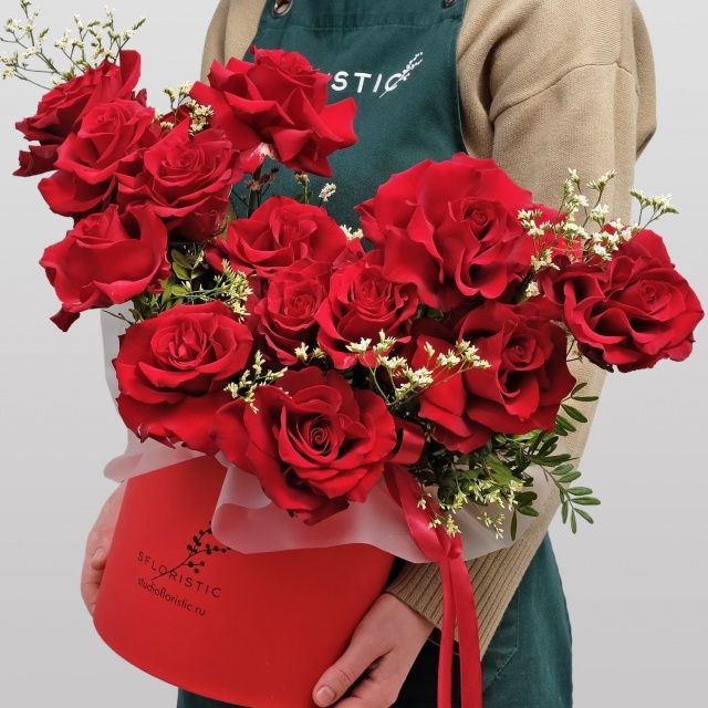 Композиция из Роз Эквадор в шляпной коробке «Очаг Любви»