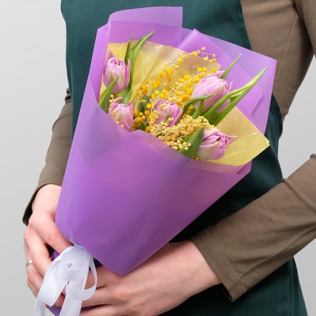 Букет из Тюльпанов и Мимозы «Сиреневая сказка» Букет из Тюльпанов и Мимозы «Сиреневая сказка»