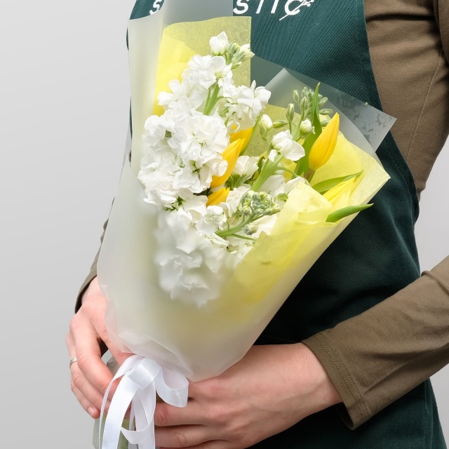 Букет из Тюльпанов и Маттиолы «Нежный комплимент»