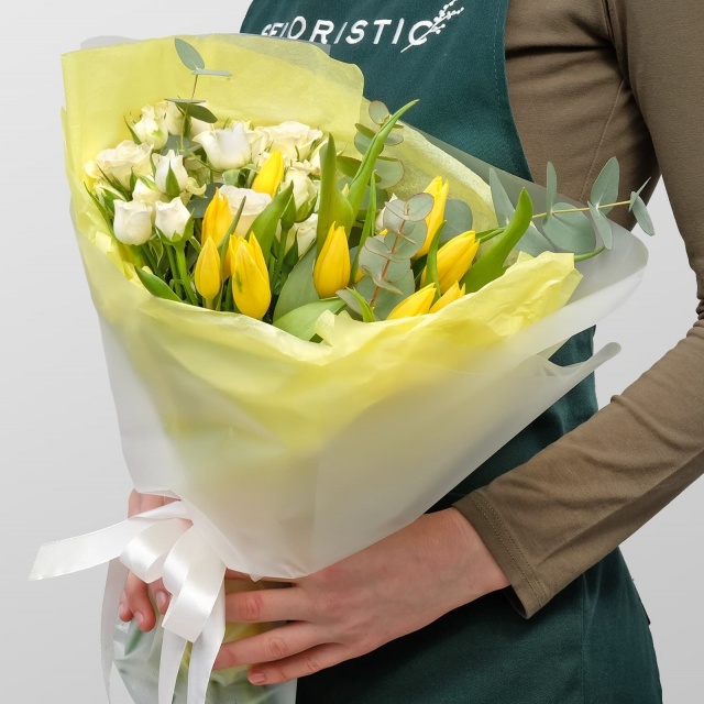 Букет Кустовых Роз и Тюльпанов «Солнце Мое» Букет Кустовых Роз и Тюльпанов «Солнце Мое»