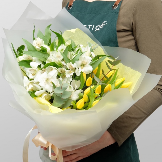 Букет из Альстромерий и Тюльпанов «Белое Солнце»