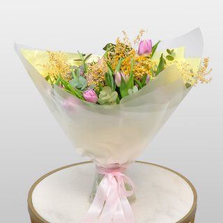Букет из Тюльпанов и Мимозы «Поляна цветов»