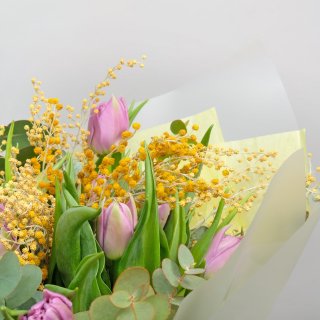 Букет из Тюльпанов и Мимозы «Поляна цветов»