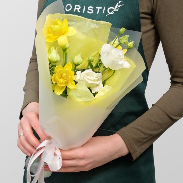 Букет из Нарцисса и Эустомы «Летний Бриз»