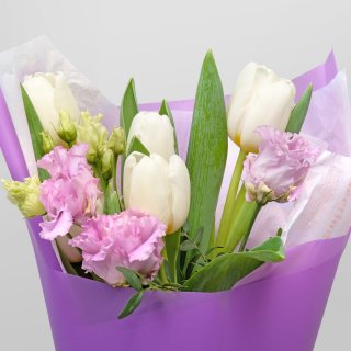 Букет из Эустомы и Тюльпанов «Цветочное Сияние»