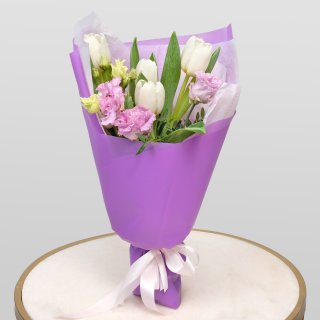 Букет из Эустомы и Тюльпанов «Цветочное Сияние»