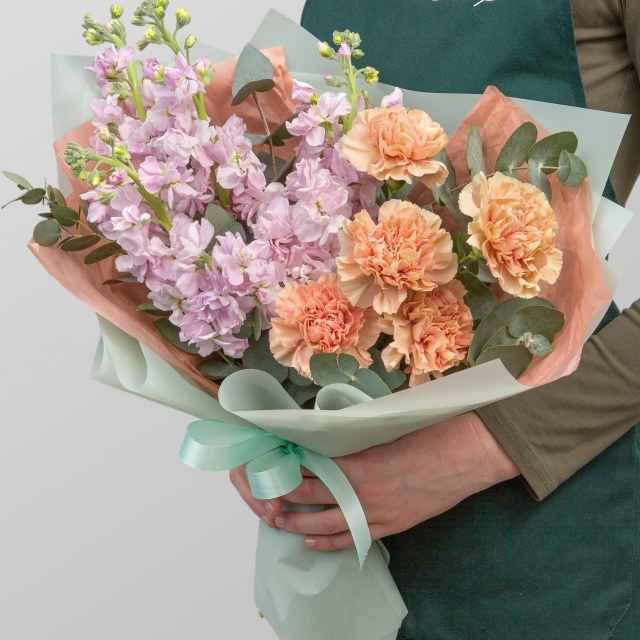 Букет из Маттиол и Диантуса «Летняя свежесть»