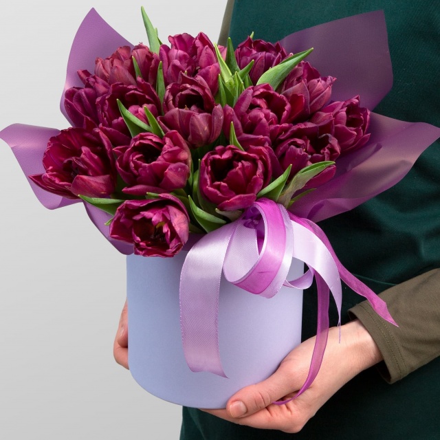 Композиция из Тюльпанов  в шляпной коробке «Эффект фиалки»