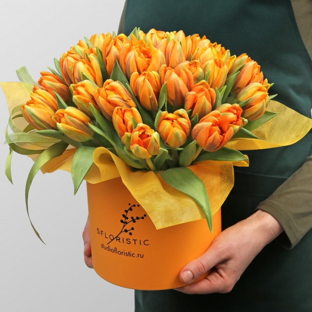 Композиция из Пионовидных Тюльпанов в шляпной коробке «Апельсиновое солнце» Композиция из Пионовидных Тюльпанов в шляпной коробке «Апельсиновое солнце»