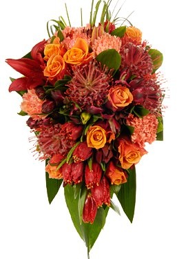 Букет из Роз, Тюльпанов и Гвоздик «Сердце огня»