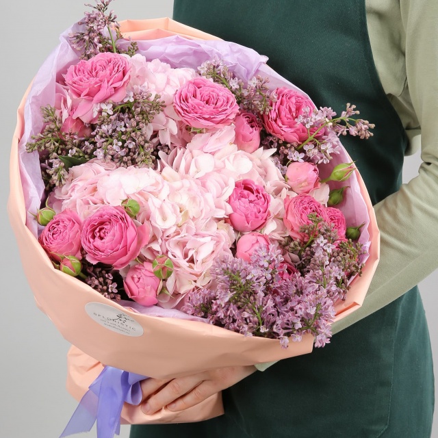 Букет из Сирени, кустовой Розы и Гортензии «Пышный сад»