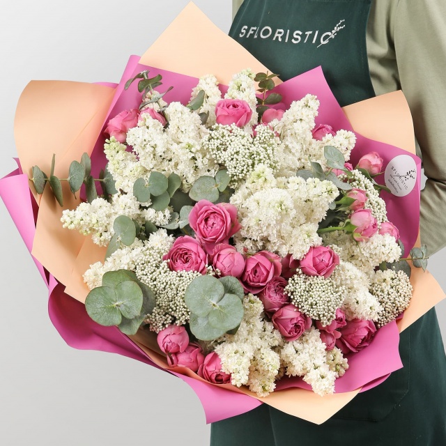 Букет из Сирени, Озотамнуса и кустовых Роз «Воздушный поцелуй» Букет из Сирени, Озотамнуса и кустовых Роз «Воздушный поцелуй»