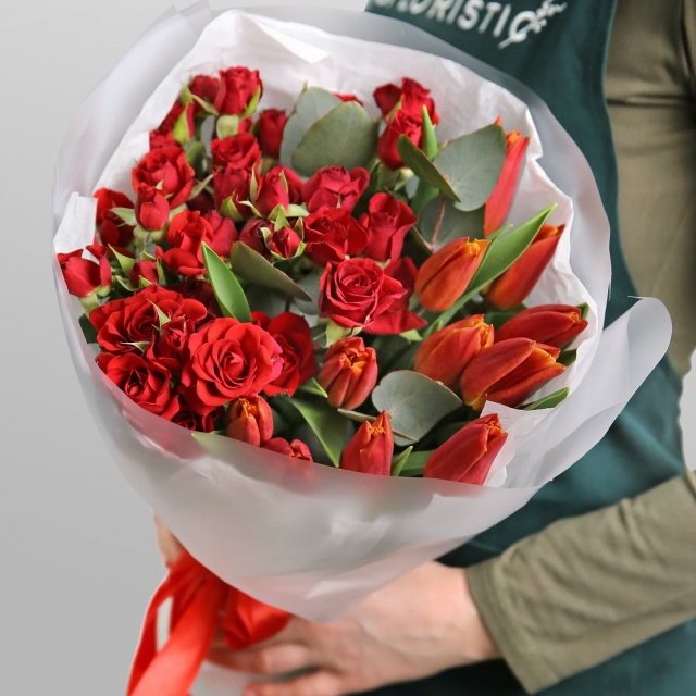 Букет из Тюльпанов и кустовых Роз «Экспрессия»