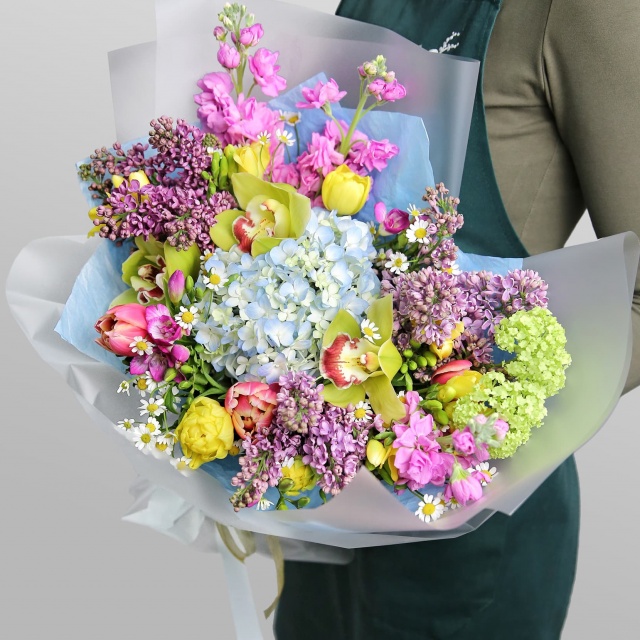 Букет из Тюльпанов, Фрезии и Сирени «Цветочный смузи» Букет из Тюльпанов, Фрезии и Сирени «Цветочный смузи»