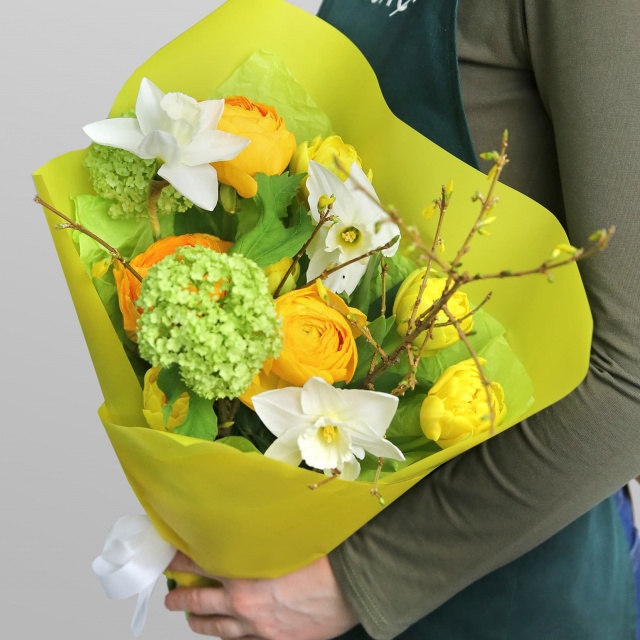 Букет из Ранункулюсов и Нарциссов «Утреннее солнце» Букет из Ранункулюсов и Нарциссов «Утреннее солнце»