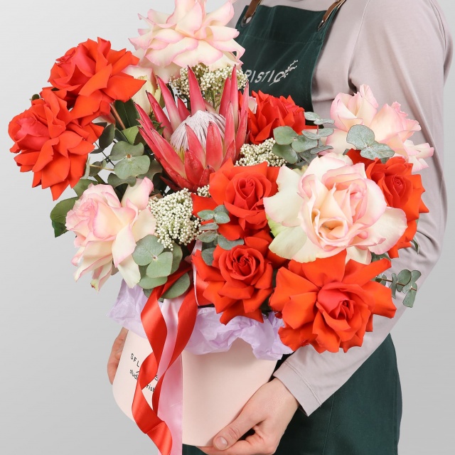 Композиция из Роз Эквадор, Протеи и Озотамнуса «Мираж»