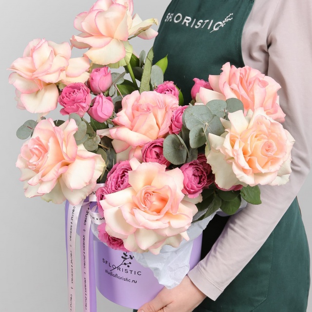 Композиция из Роз Эквадор и кустовых Роз в шляпной коробке «Марлен»