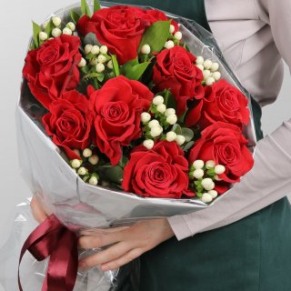Букет из Роз Эквадор и Гиперикума «Шепот любви»