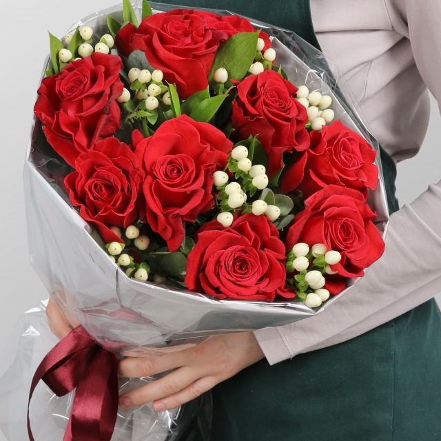 Букет из Роз Эквадор и Гиперикума «Шепот любви»