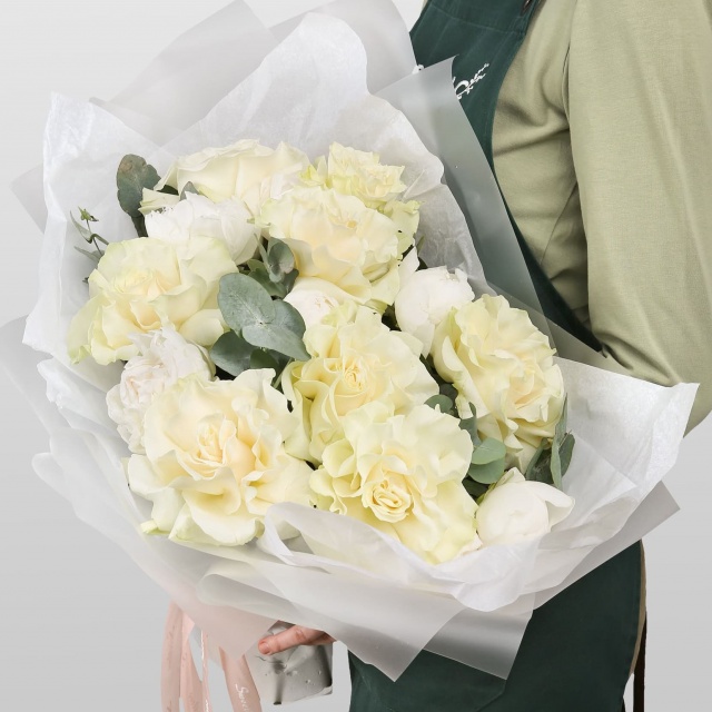 Букет из Пионов и Роз Эквадор «Сияние луны»