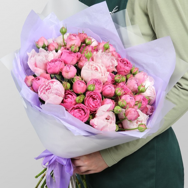 Букет из Пионов и кустовых пионовидных Роз «Бархатный вечер»