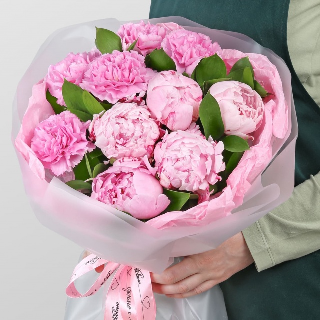 Букет из Пионов и Гвоздики «Розовый туман»