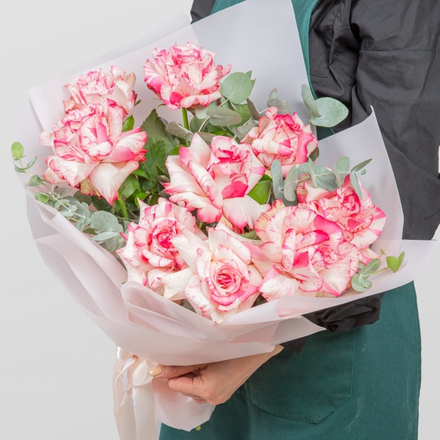 Букет Роз Эквадор «Нежные поцелуи» с эвкалиптом