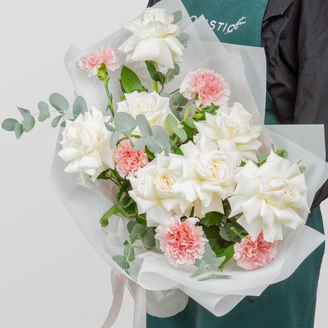 Букет Роз Эквадор и Диантуса «Сказочная мелодия»