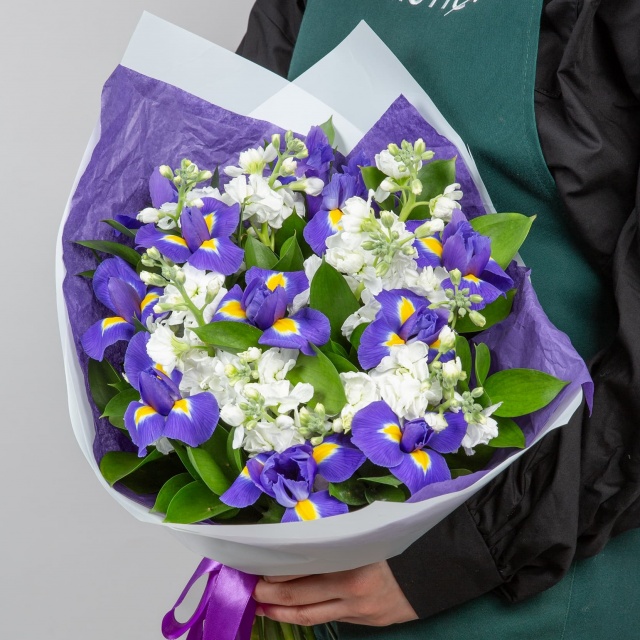 Букет из Маттиолы и Ириса «Тайна ночи» Букет из Маттиолы и Ириса «Тайна ночи»