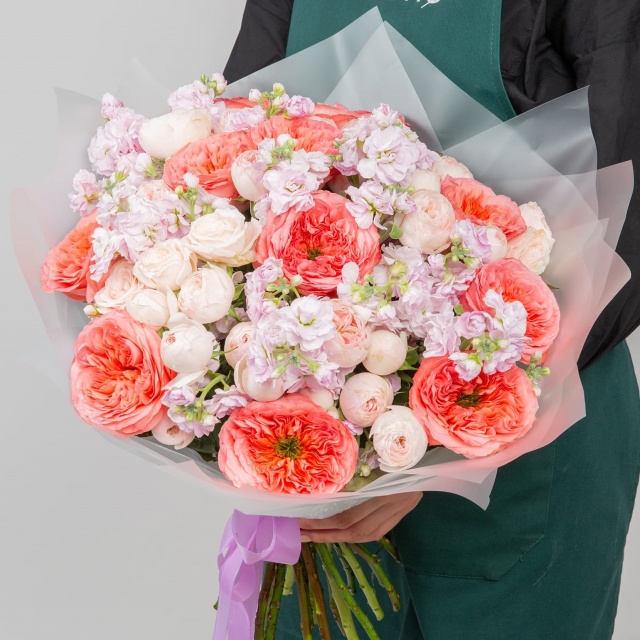 Букет из Роз, Маттиол и пионовидной Розы «Струны сердца»