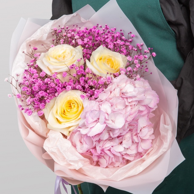 Букет из Роз, Гортензии и Гипсофилы «Нежные обещания»