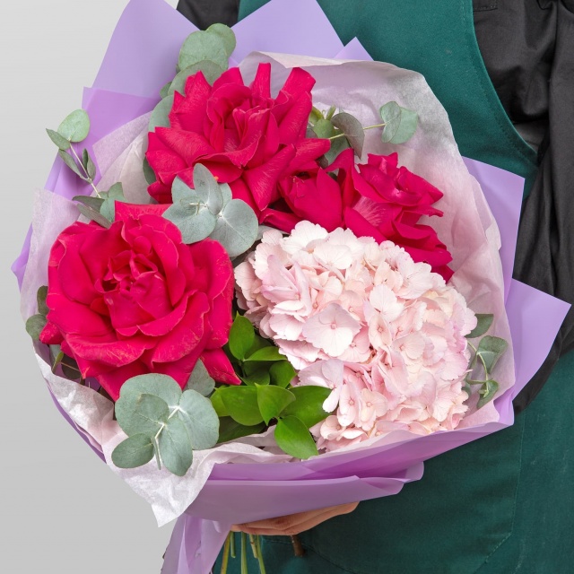 Букет из Роз Эквадор и Гортензии «Тайна Розы» Букет из Роз Эквадор и Гортензии «Тайна Розы»