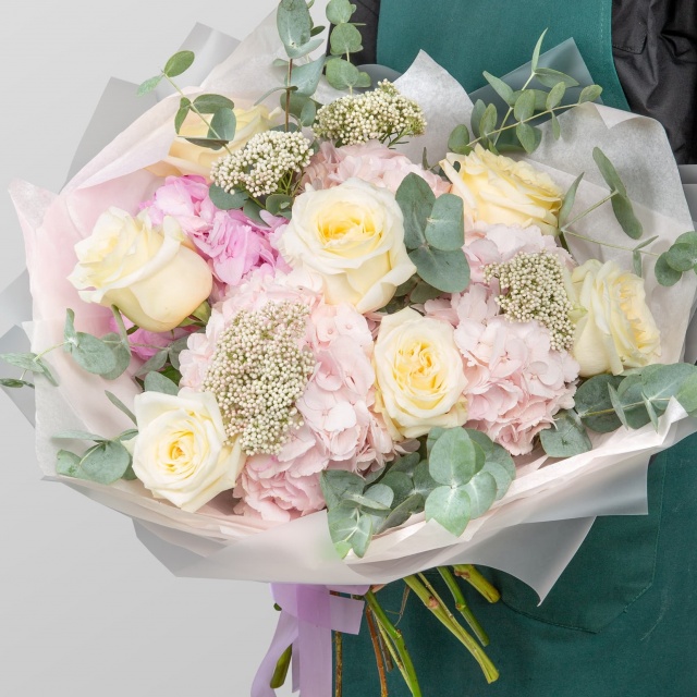 Букет из Гортензий, Роз Эквадор и Озотамнуса «Белоснежная Симфония»