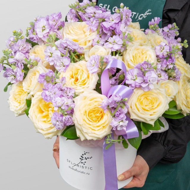 Композиция из Роз и Маттиолы «Энергия природы»