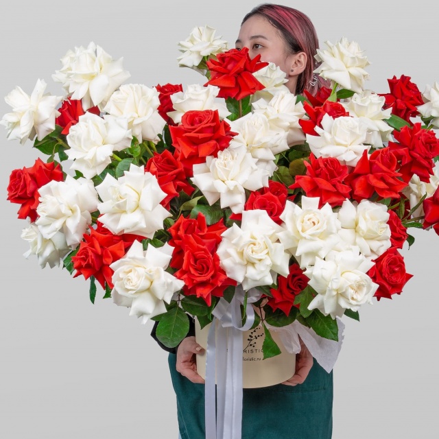 Композиция из Роз Эквадор в шляпной коробке «Сердечный привет»