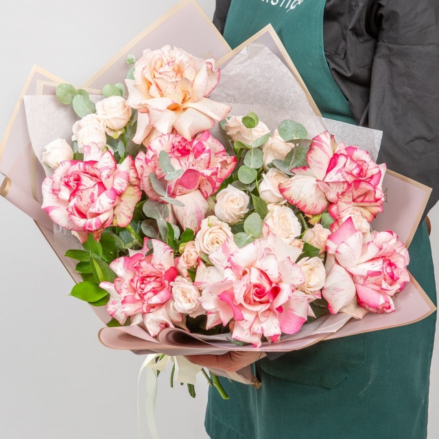 Букет Роз Эквадор и пионовидных Роз «Калейдоскоп любви» Букет Роз Эквадор и пионовидных Роз «Калейдоскоп любви»