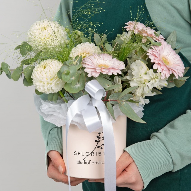 Композиция из Георгин и Гермини в шляпной коробке «Любовь в Цветах»