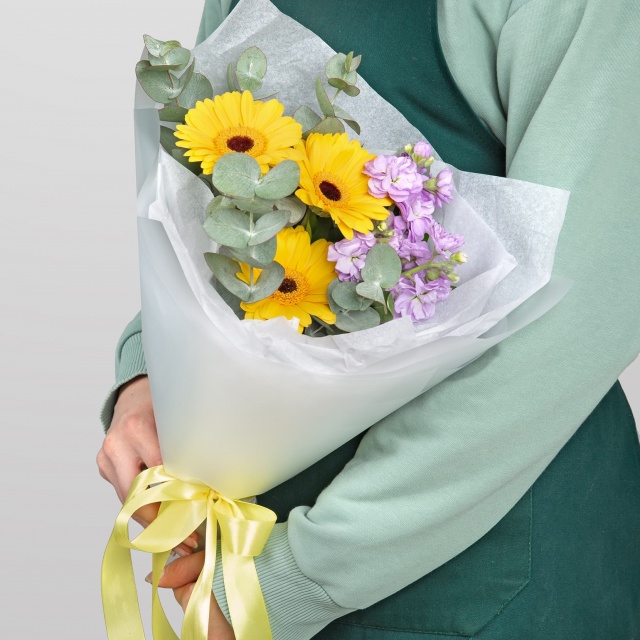 Букет из Гермини и Маттиолы «Разноцветная Радуга»