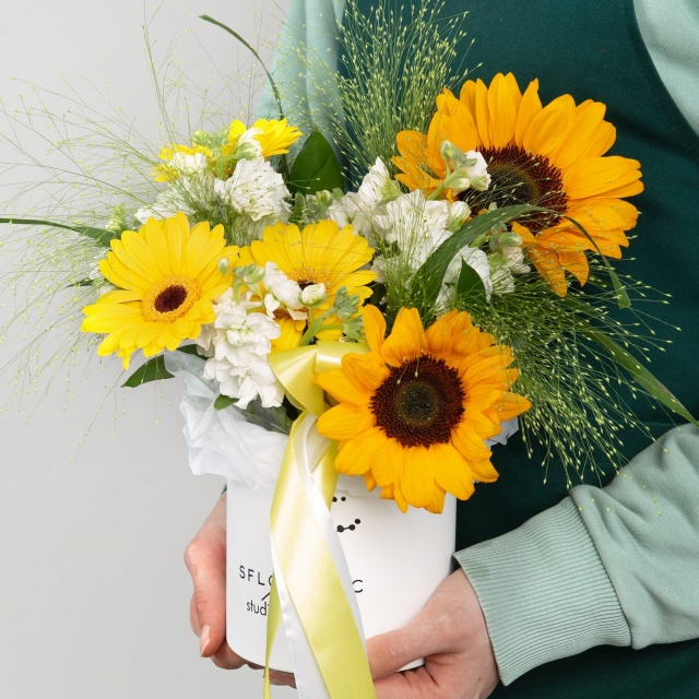 Композиция из Гермини, Подсолнуха и Маттиолы «Звуки Лета»